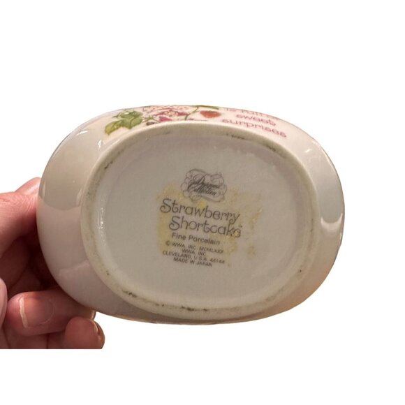 Vintage Ceramic Basket With Gold Handle & Strawberry Shortcake Design - Picture 7 of 9